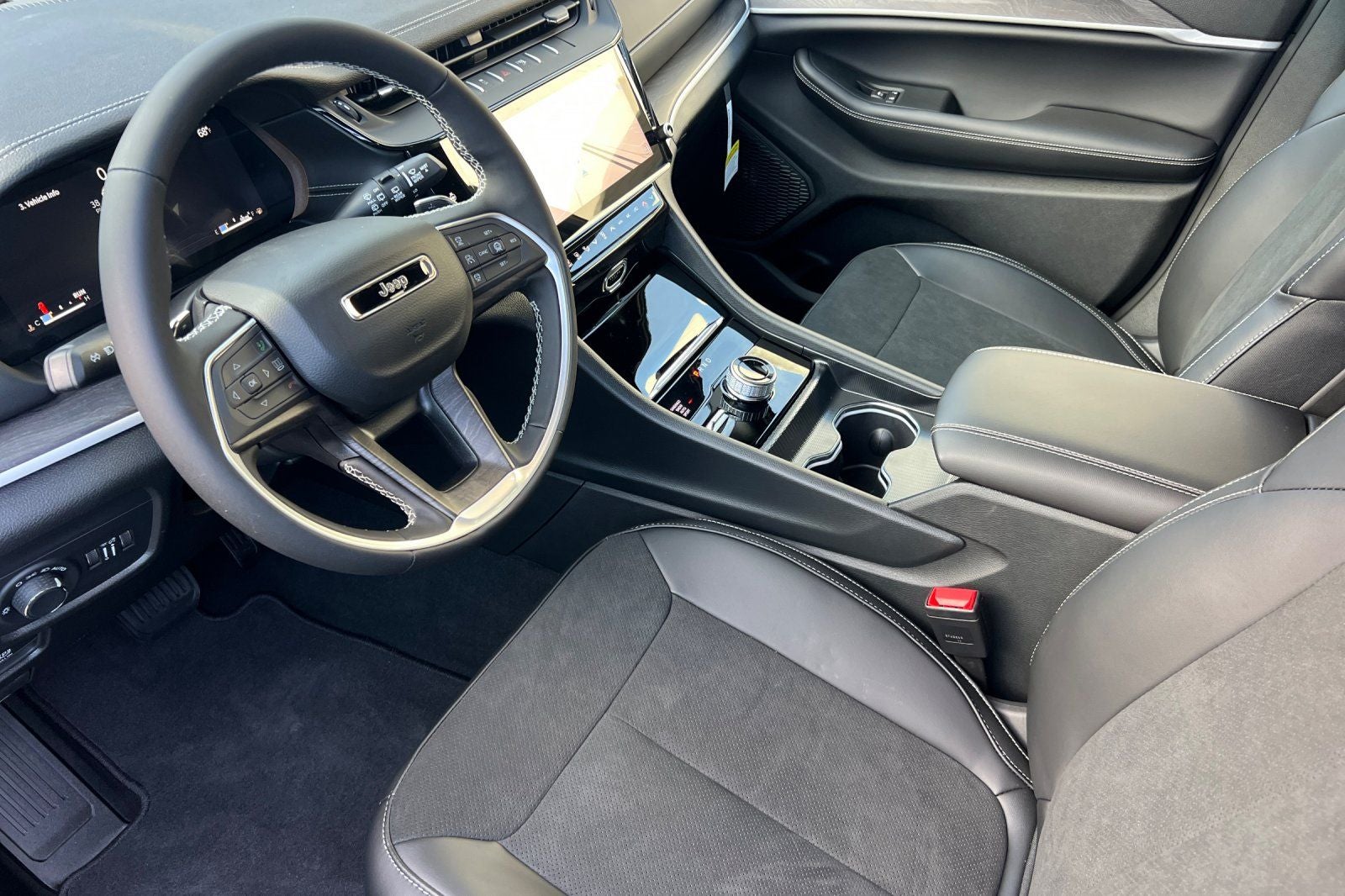 2026 Jeep Grand Cherokee GRAND CHEROKEE L LAREDO ALTITUDE 4X4