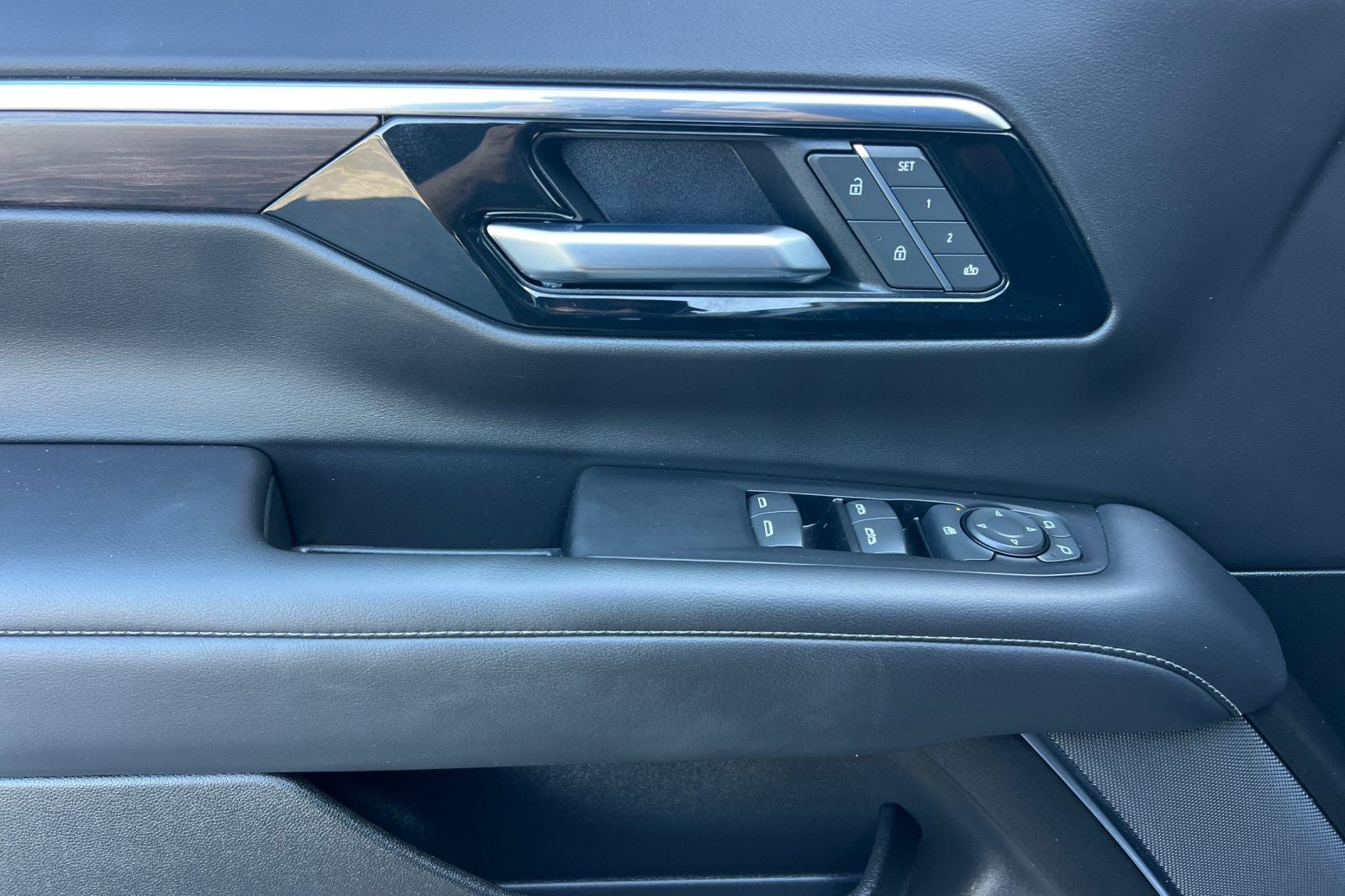 2025 Chevrolet Suburban 4WD LT