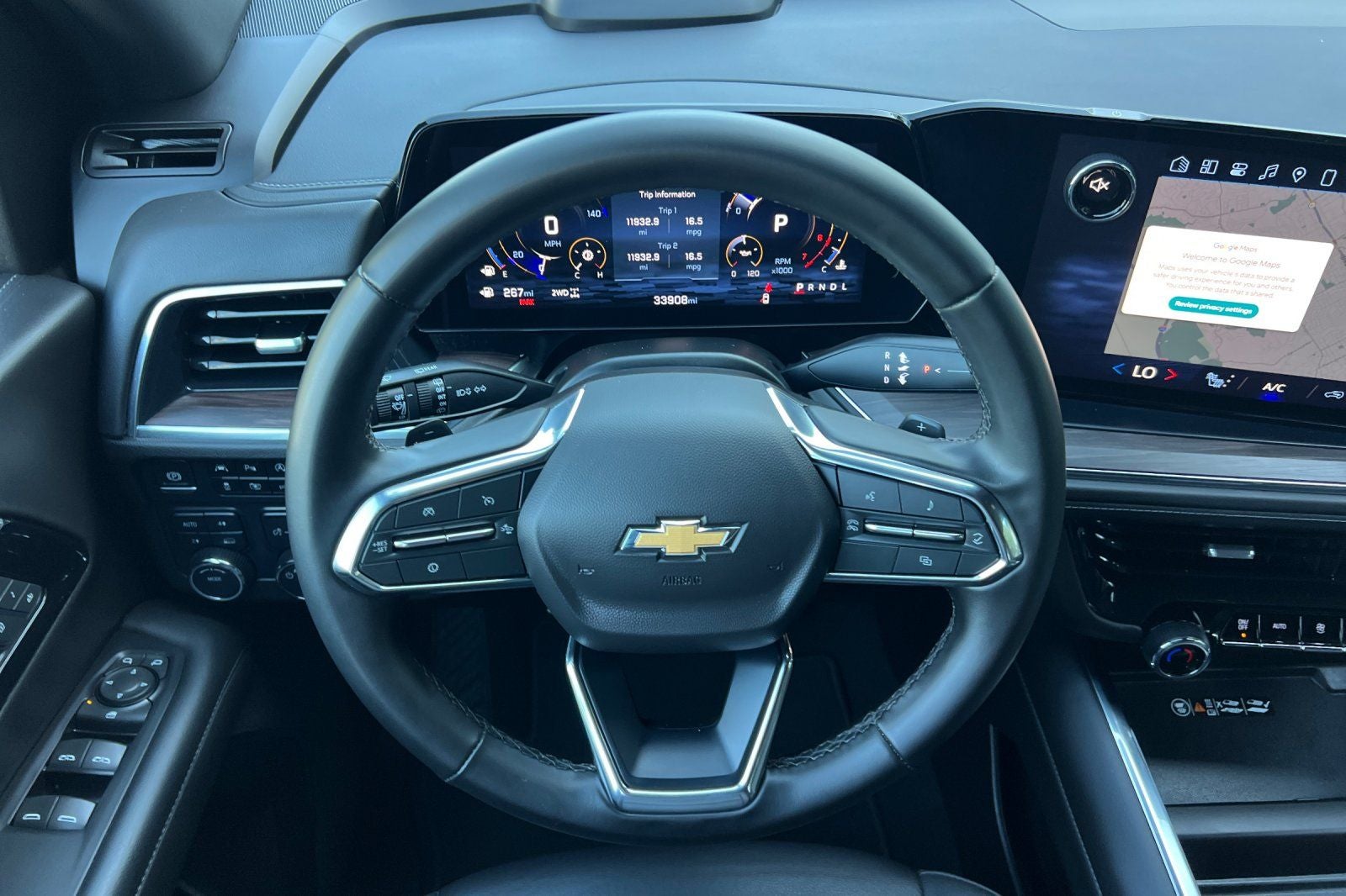 2025 Chevrolet Suburban 4WD LT