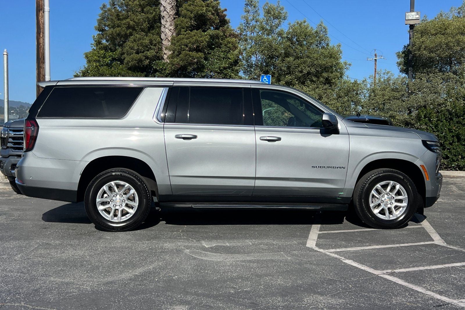 2025 Chevrolet Suburban 4WD LT