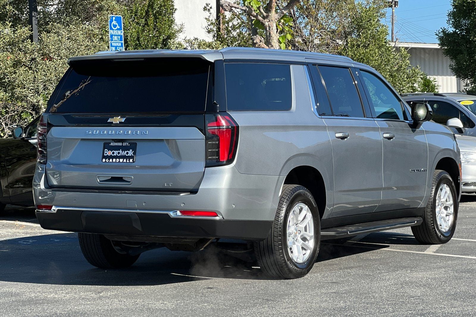 2025 Chevrolet Suburban 4WD LT