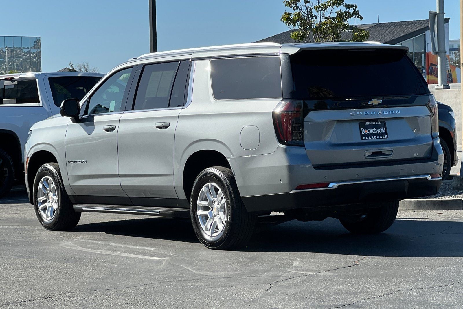 2025 Chevrolet Suburban 4WD LT