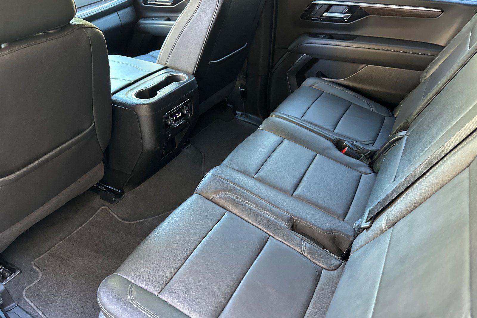 2025 Chevrolet Suburban 4WD LT