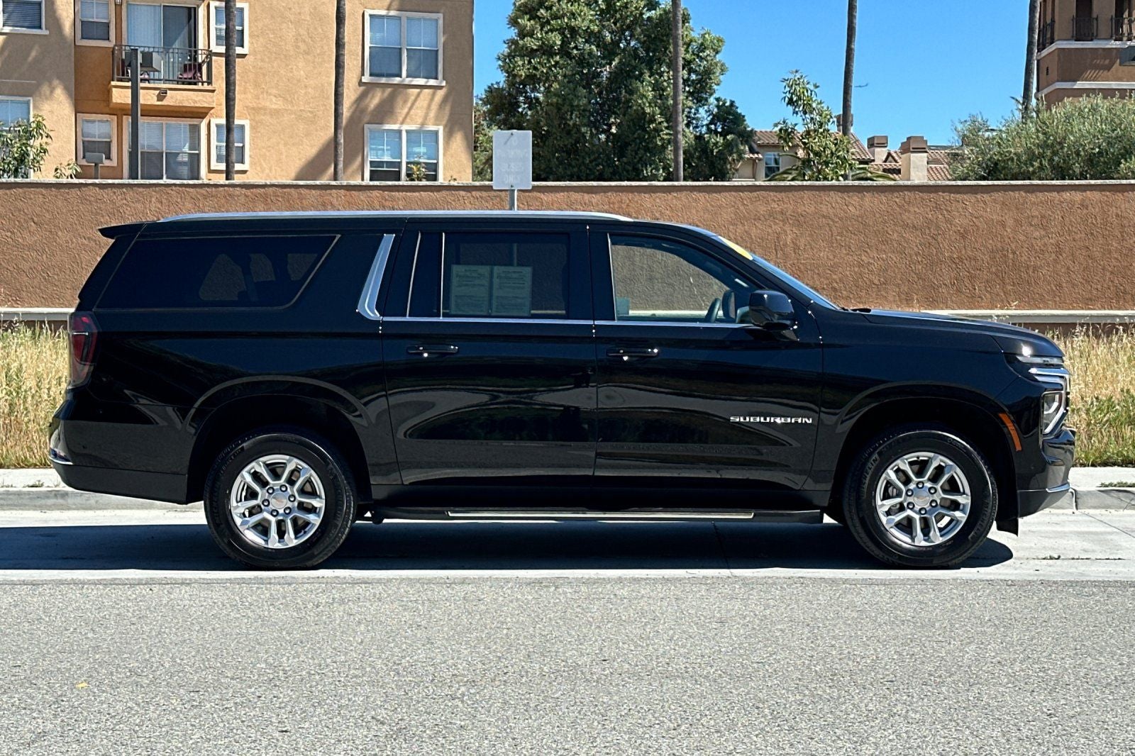 2025 Chevrolet Suburban 4WD LT
