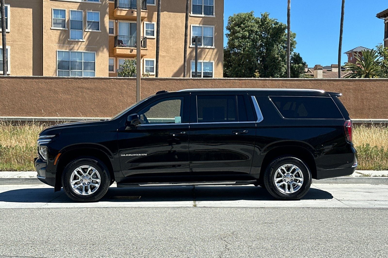 2025 Chevrolet Suburban 4WD LT