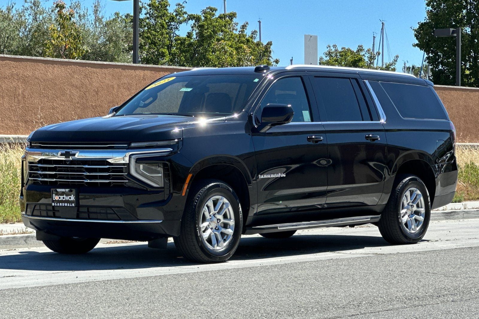 2025 Chevrolet Suburban 4WD LT