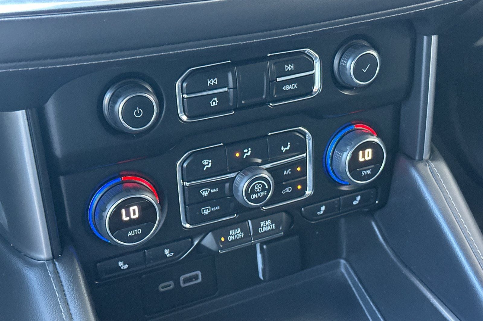2024 Chevrolet Suburban 4WD LT