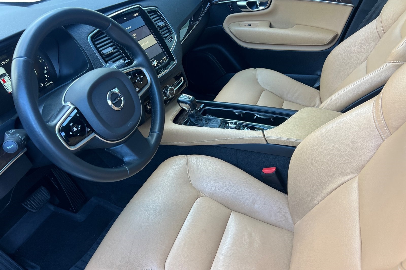 2016 Volvo XC90 T6 Momentum