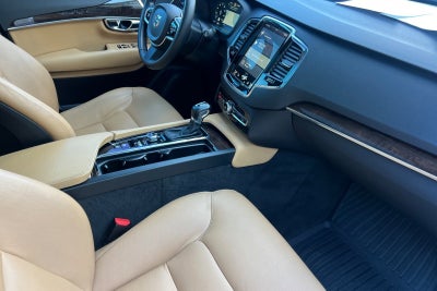 2016 Volvo XC90 T6 Momentum