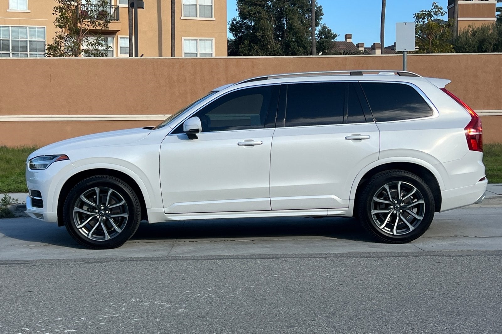 2016 Volvo XC90 T6 Momentum